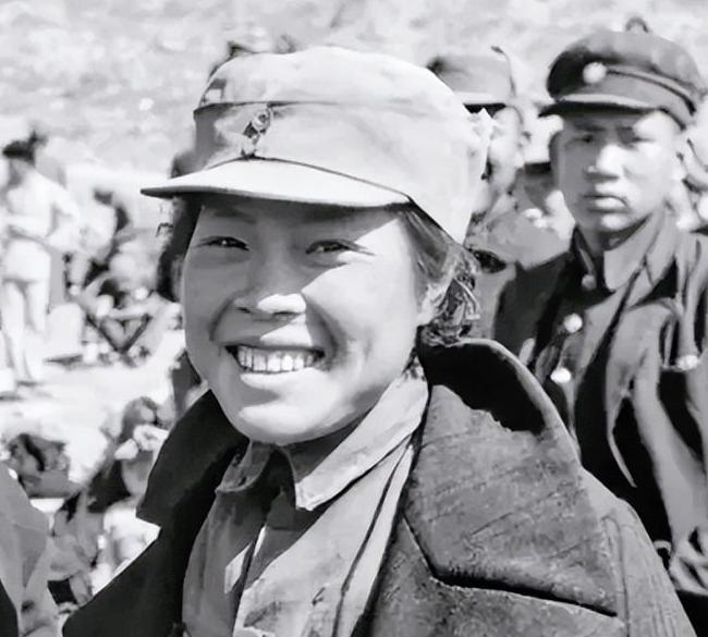 1937年，地主王学文在自家门口发现一个晕倒的女兵，便将女兵背回了家，没想到女兵