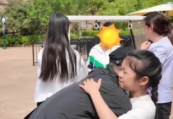 这个父亲节，忙坏了汪峰
汪峰这个父亲节过得着实不易，带着三个娃忙得不可开交。他