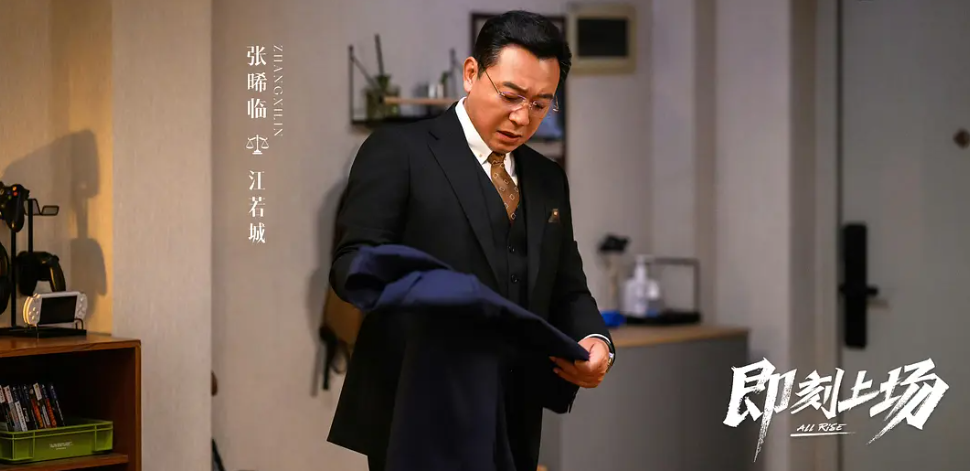    《即刻上场》还不错，质感比较落地，节奏快，职场氛围真实到位，人物群像塑造鲜