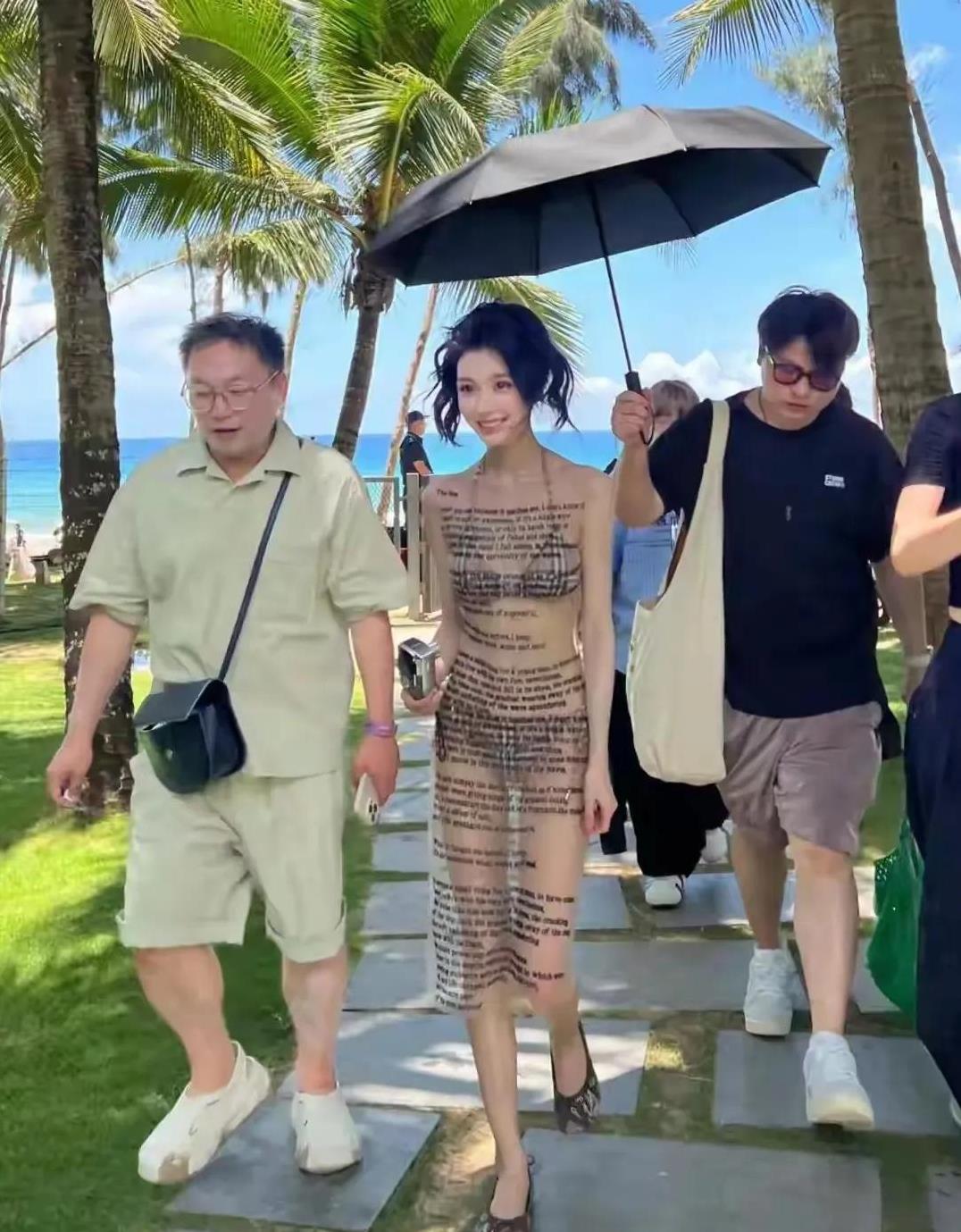 网红就是网红
这就是“吹”上天的易梦玲
难登“大雅之堂”
穿成这样还跟一堆“护卫