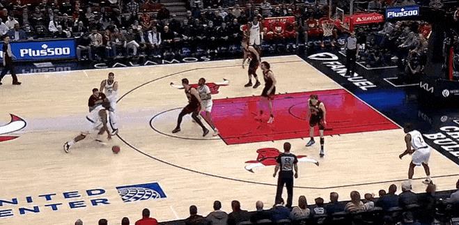 行云流水！小卡复出快船要赢了！
在今天NBA常规赛快船对阵公牛的第一节比赛中，小