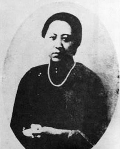 1928年，张作霖被炸得血肉模糊，临死时见的最后一个人是他最爱的五姨太。但是张作