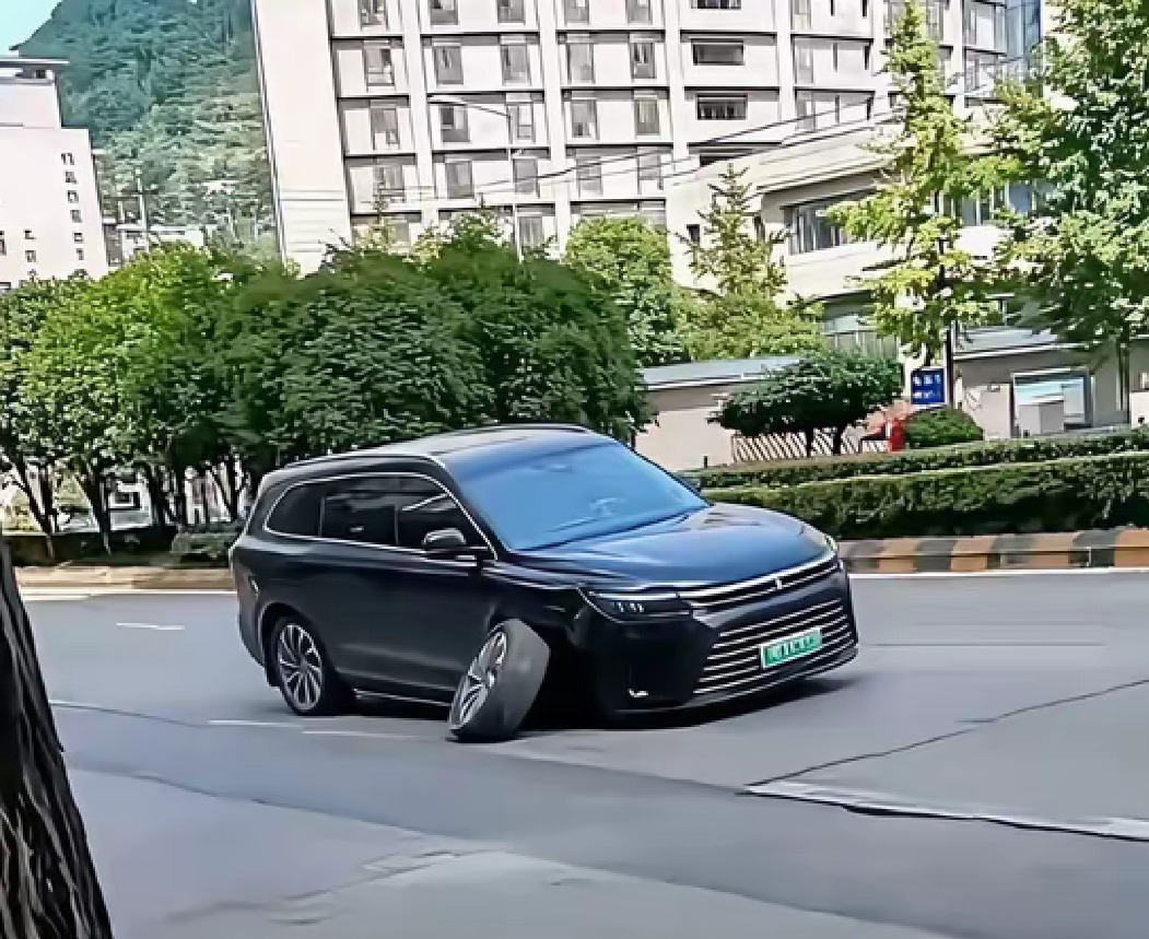 为什么这车会“崴脚”。[大笑]