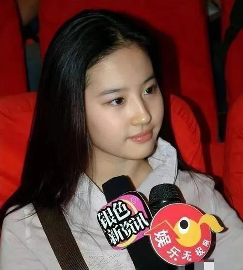这个时期的刘亦菲介于少女与成年人之间，真的好美。#明星 刘亦菲#