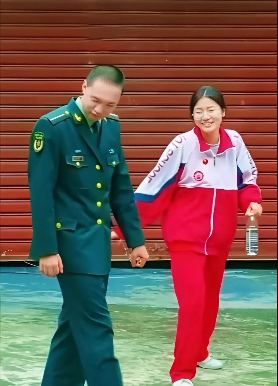 清明节韶山的温馨一幕
清明节当天，毛主席曾孙毛东东、曾孙女毛甜懿随父母回韶山毛泽