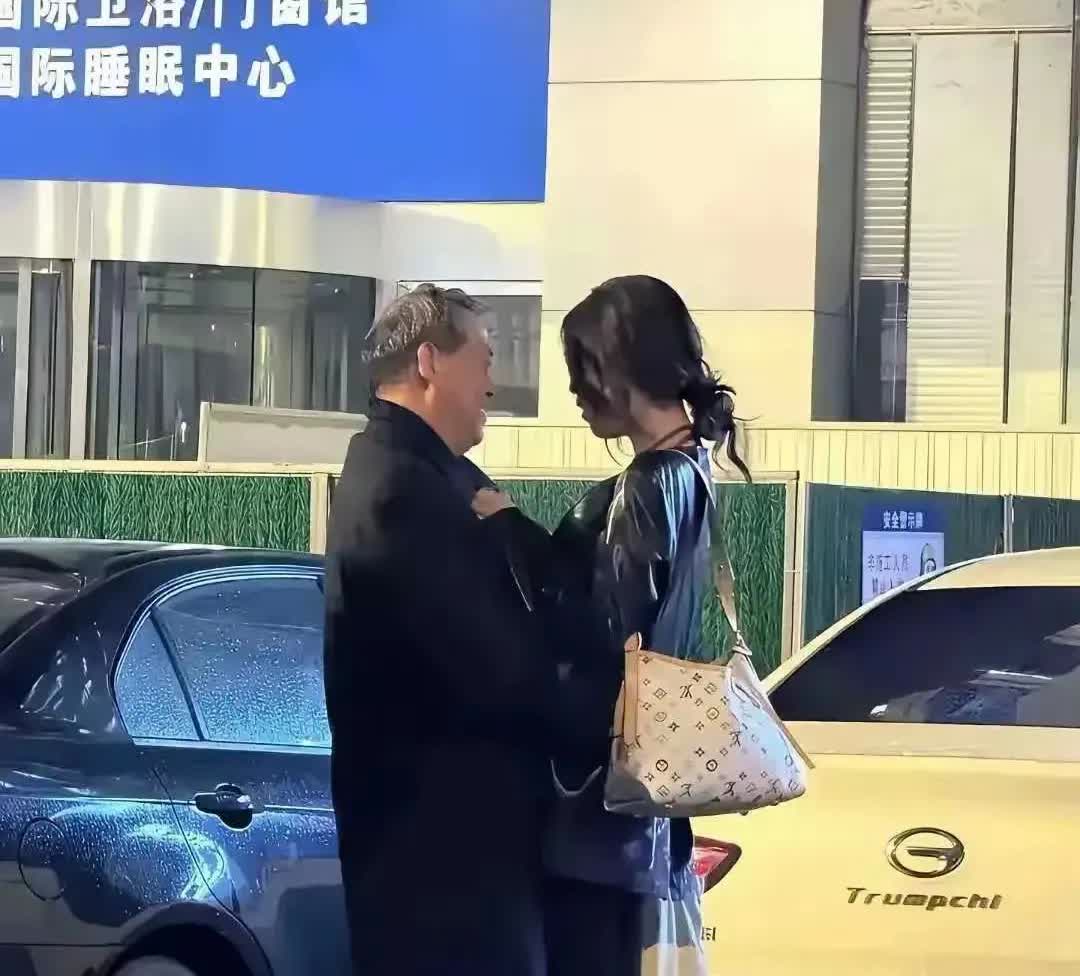 人家抱自己的闺女，竟然成了不要脸。
现在有些自媒体人实在武断了，看见街头一老者