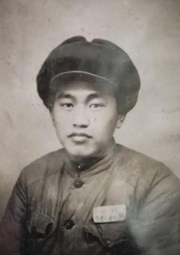 1953年，美军王牌狙击手“幽灵”呯的一枪，子弹射向对面志愿军阵地，只见一个战士