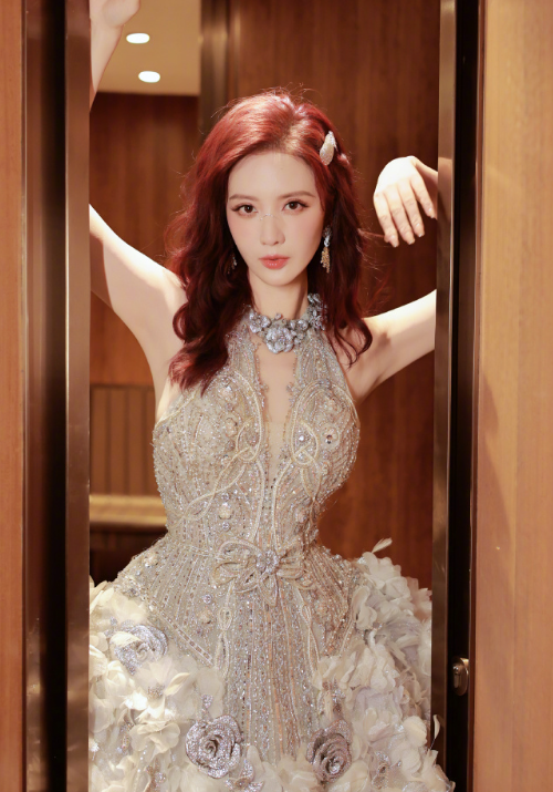 张萌的今日份礼服穿搭，这感觉是不是超nice的！