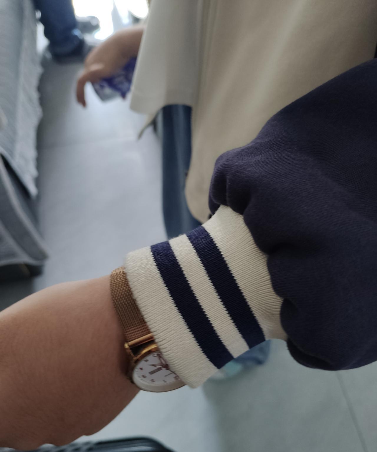 娃的衣服
孩子这衣服小得真快
今年春天刚买的
还没穿过几次呢
袖子就这么短了
此