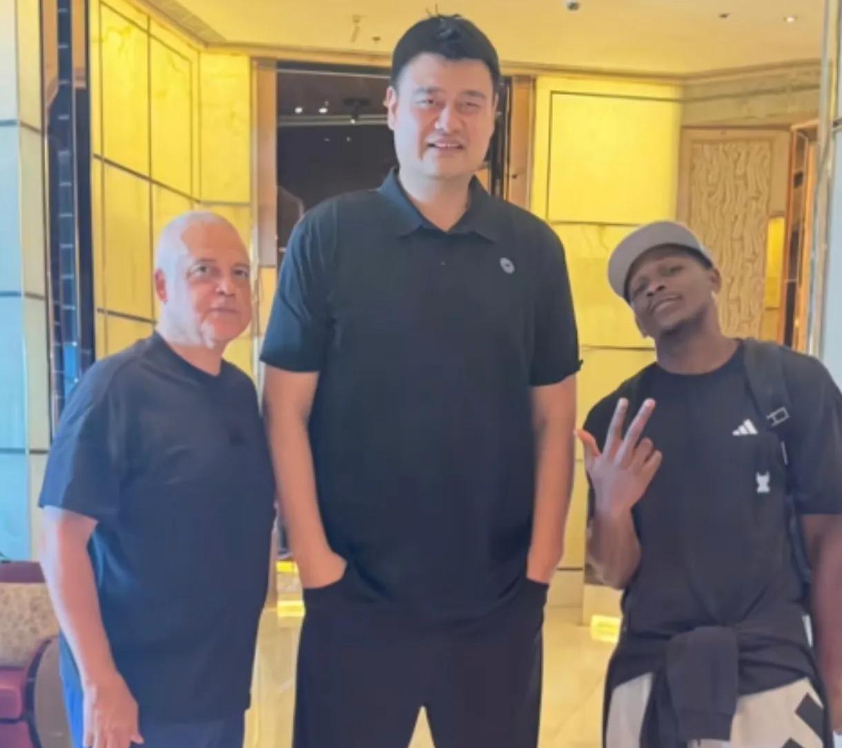 罕见！爱德华兹中国行，提到了杨翰森：
“我第一次正式听说他的名字，还是在姚明那里