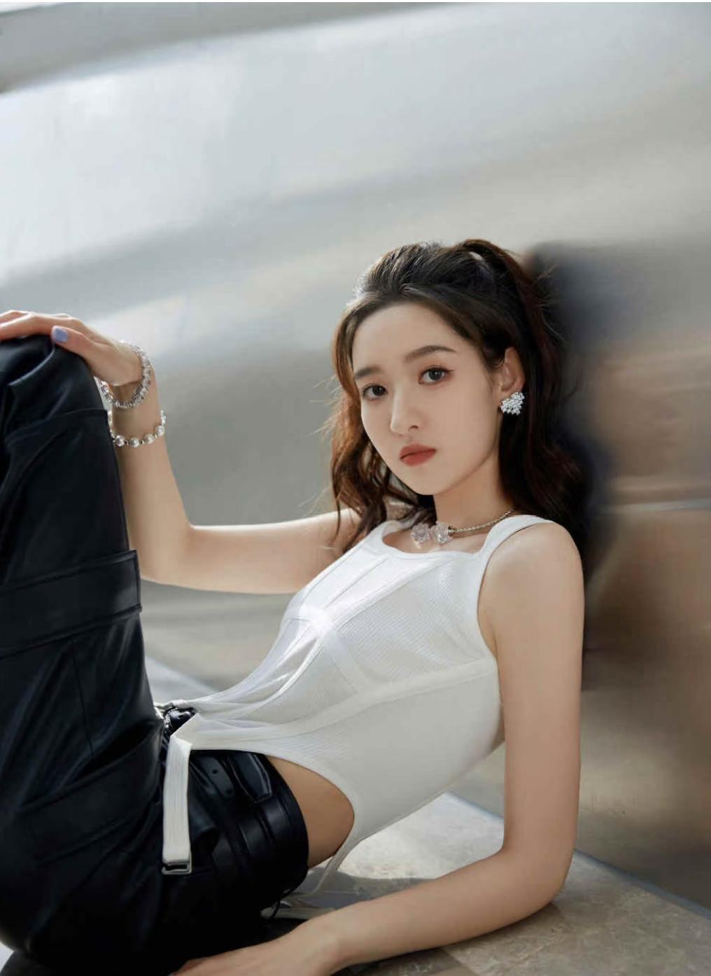 王玉雯，
这么一个肤白貌美大长腿的女明星，
最大得问题不是口无遮拦容易得罪人，