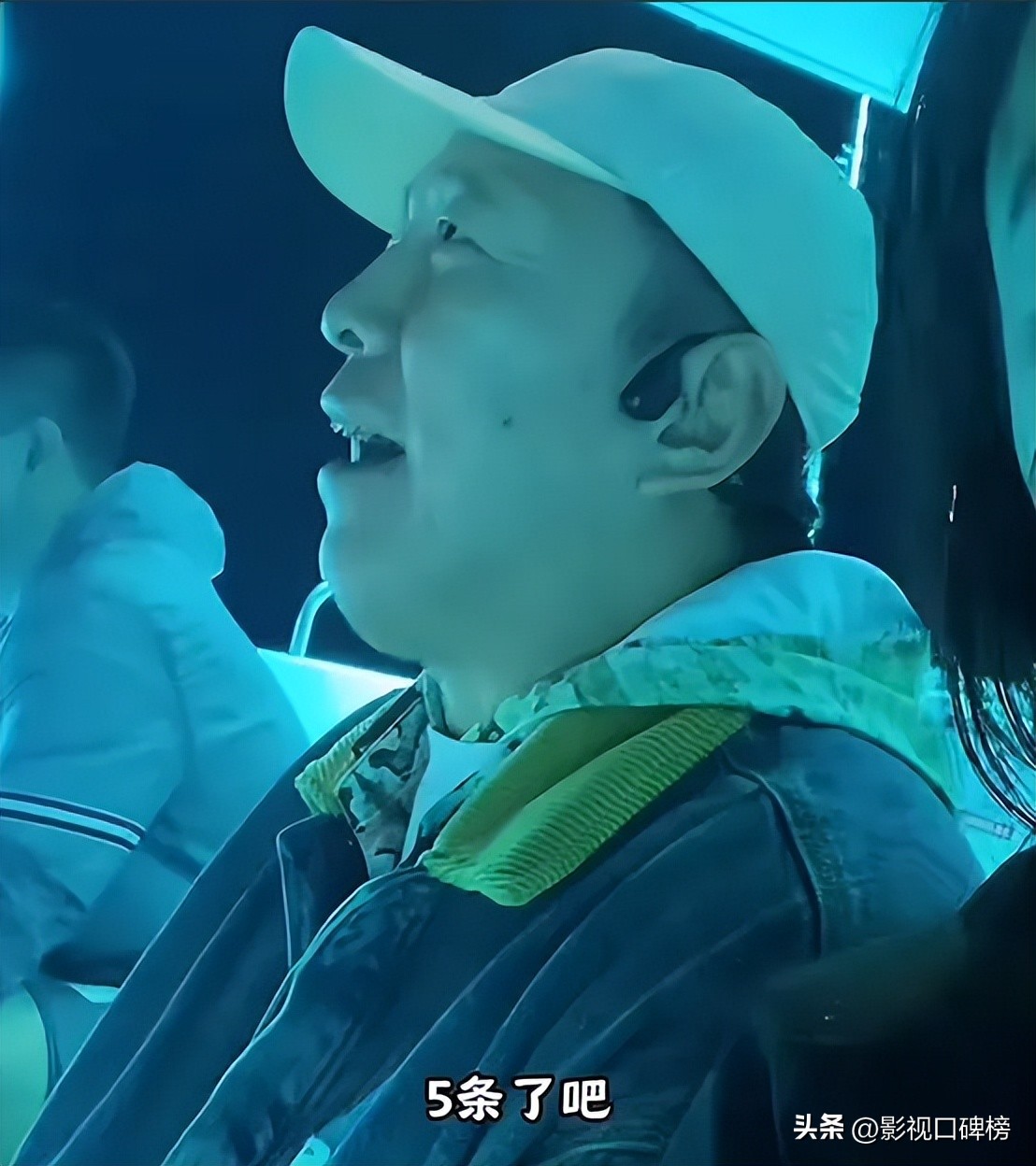 51岁黄渤身材发福去三亚度假，迷上出海钓鱼