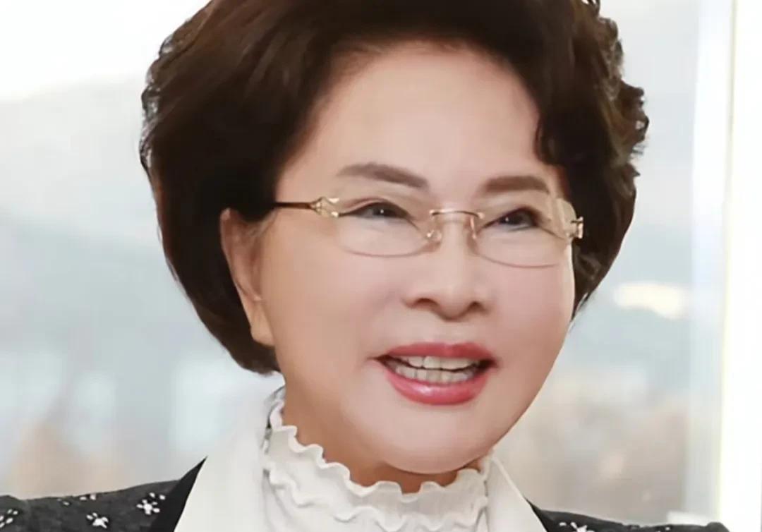 韩国93岁高龄女校长意外走红上热搜第一，这状态那里像老太太，完全就是一个中年妇女