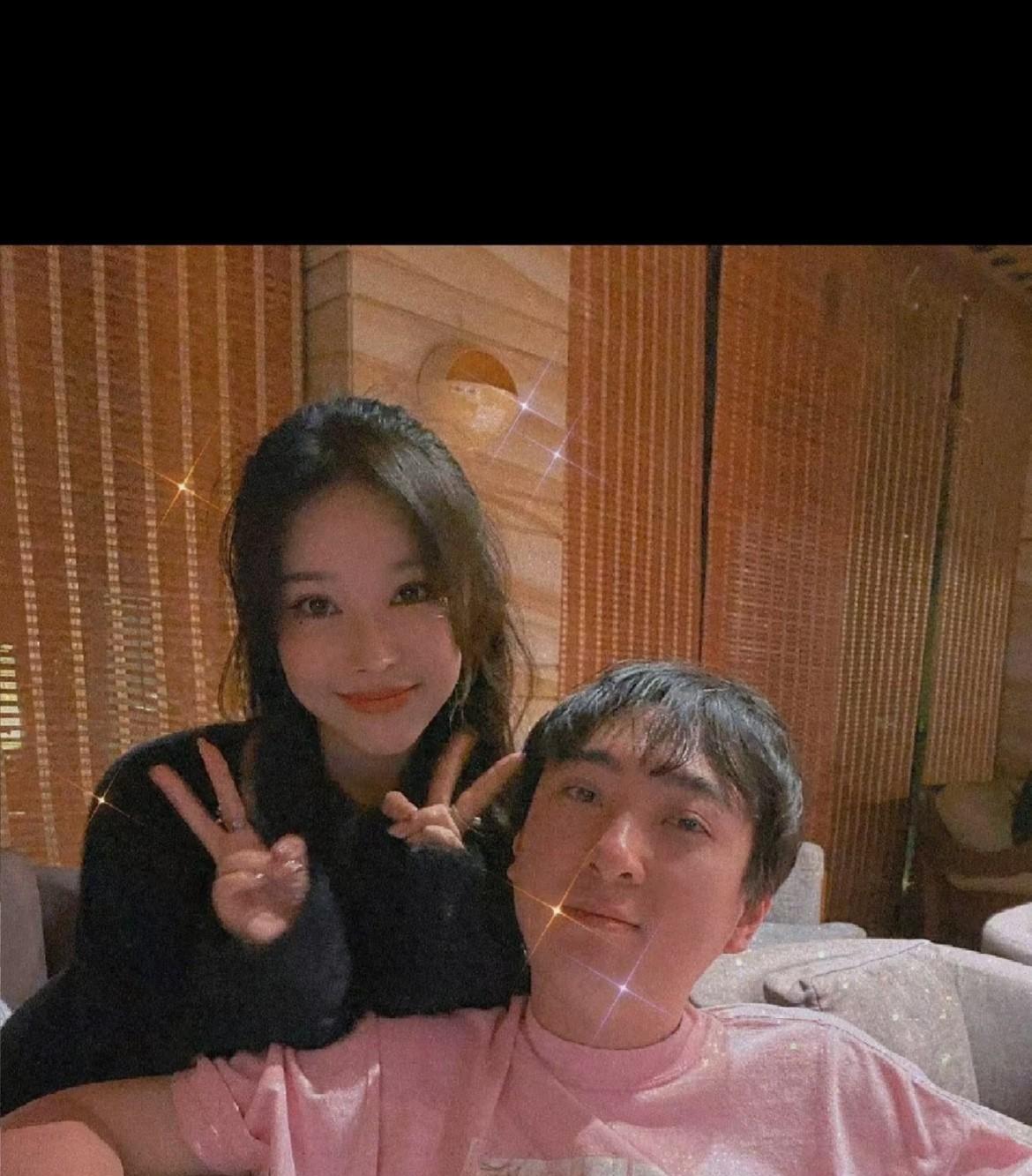 刷到老王最近狂卖资产的新闻真是笑死我了，人家大少爷还不是照样天天晒滑雪照、晒新女