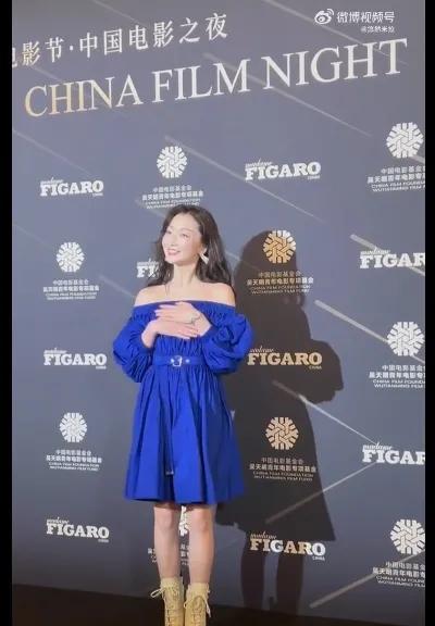 这次戛纳周冬雨真是选对衣服了！
之前明明没有身材，每次非得选展示身材的衣服，这次