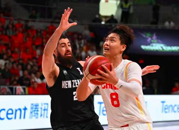 CBA后卫目前到底他俩谁第一
说这两名后卫肯定要在国家队后卫上选，再者这届亚洲杯