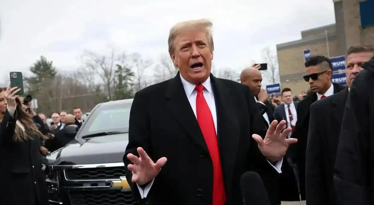 惊爆消息，美国对华智囊团被迫离职，特朗普七寸反被中国掐住！
当特朗普的“裁员令”