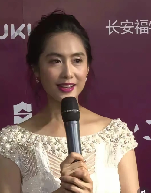 她虽然是老了，但是五官是美的，五官立体感非常流畅，侧脸正脸都很耐看，还是比一般人