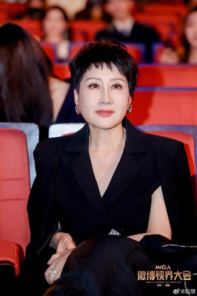 张凯丽回应穿黑丝！丝袜一直有穿，年龄阻挡不了追求美的脚步