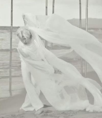 不惧风暴喧嚣，无畏恶意侵扰，苏新皓以本我姿态直抵风暴中心。他说要做自己而非“产品