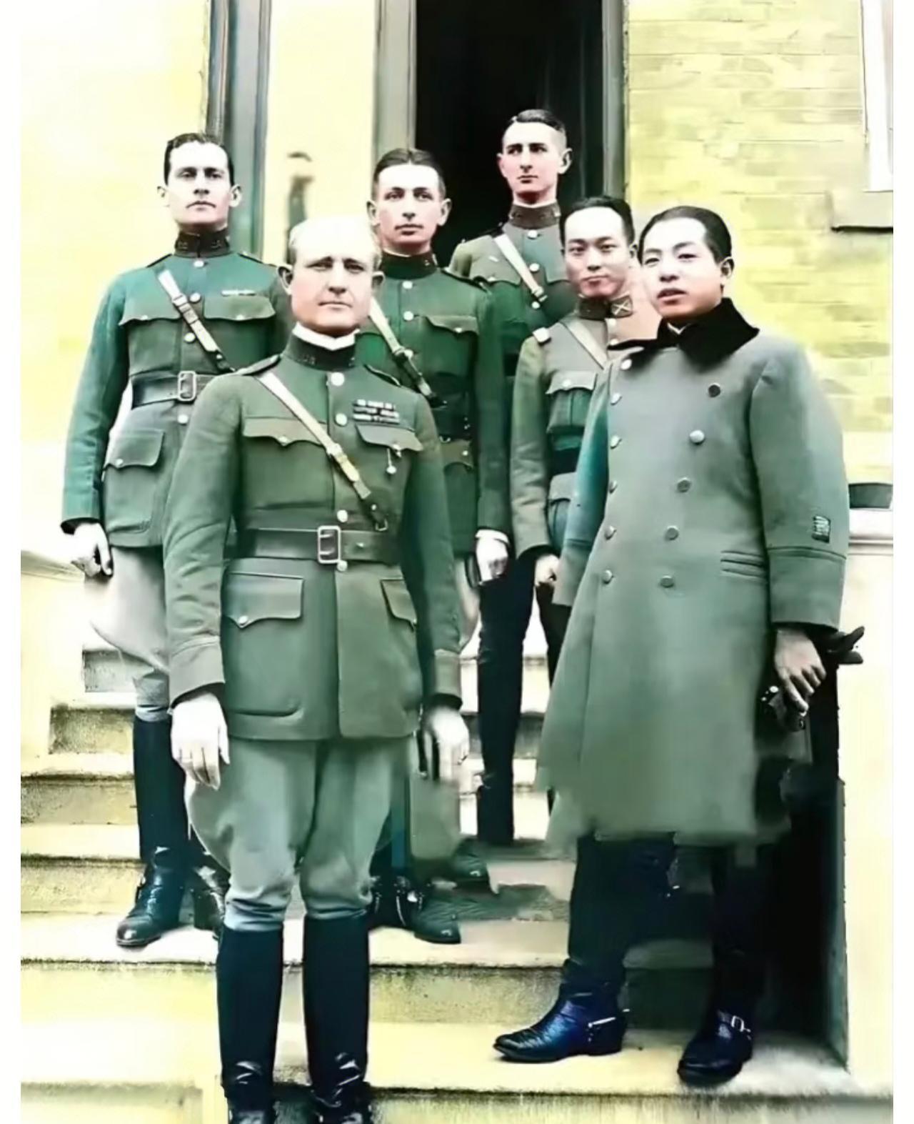 1933年热河抗战失利后，背负舆论压力的张学良辞去北平军分会代理委员长职务。同年