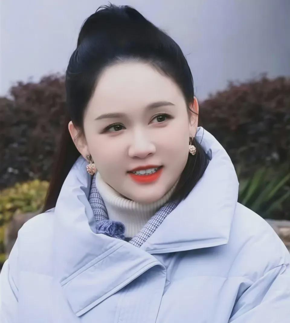 陈乔恩破防了哈哈哈！

最近，陈乔恩在南阳录制综艺节目，一些现场照片流出后，评论