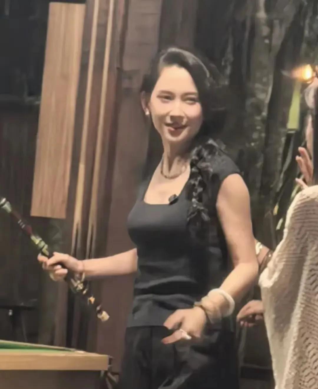 34岁的森林北在西双版纳度假期间，在一家民宿酒店被网友偶遇。当时她正在打台球，其
