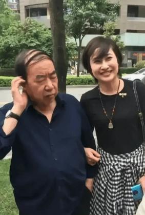 1996年，44岁的贾平凹，娶27岁的护士郭梅为妻，婚后，他问妻子：“我每周可不