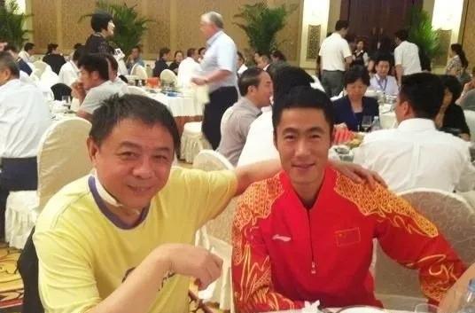 这是十三年前王励勤临近退役时和师傅的一张珍贵合影照！
王励勤是大家耳熟能详的乒乓