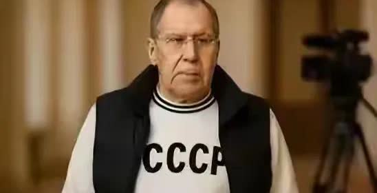 陪普京单刀赴会的拉夫罗夫，穿的t恤，胸前印着CCCP——苏联，路透社的解读是代表