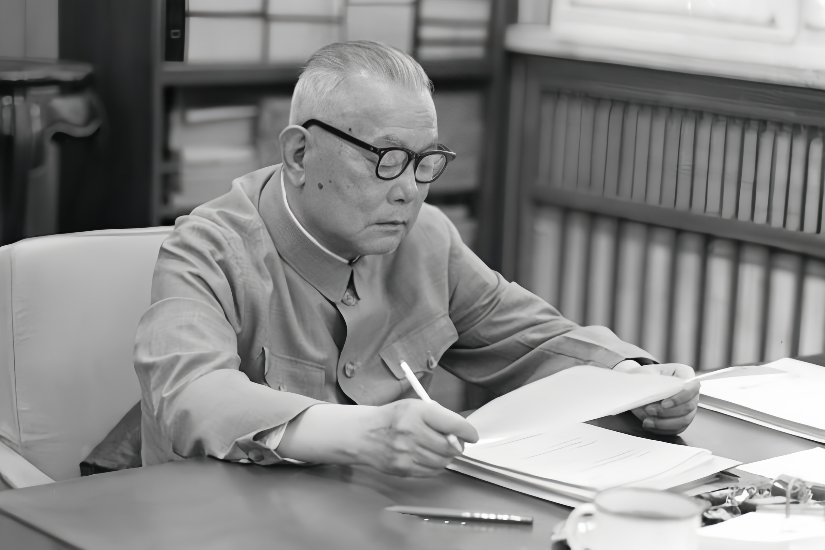 1979年，因为工作见解不同，余秋里和谷牧两位副总理发生了争吵。李先念知道后，给