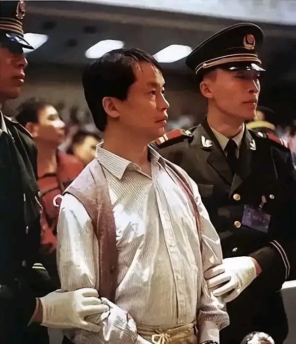 张子强被抓枪毙的故事











张子强是谁？臭名昭著的绑架大王！在香