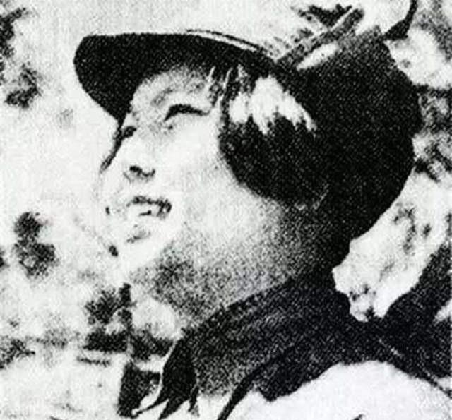1941年，在监狱里陈若克生下一个婴儿，因为胸膛被日本人打伤，挤不出奶来喂饿得大