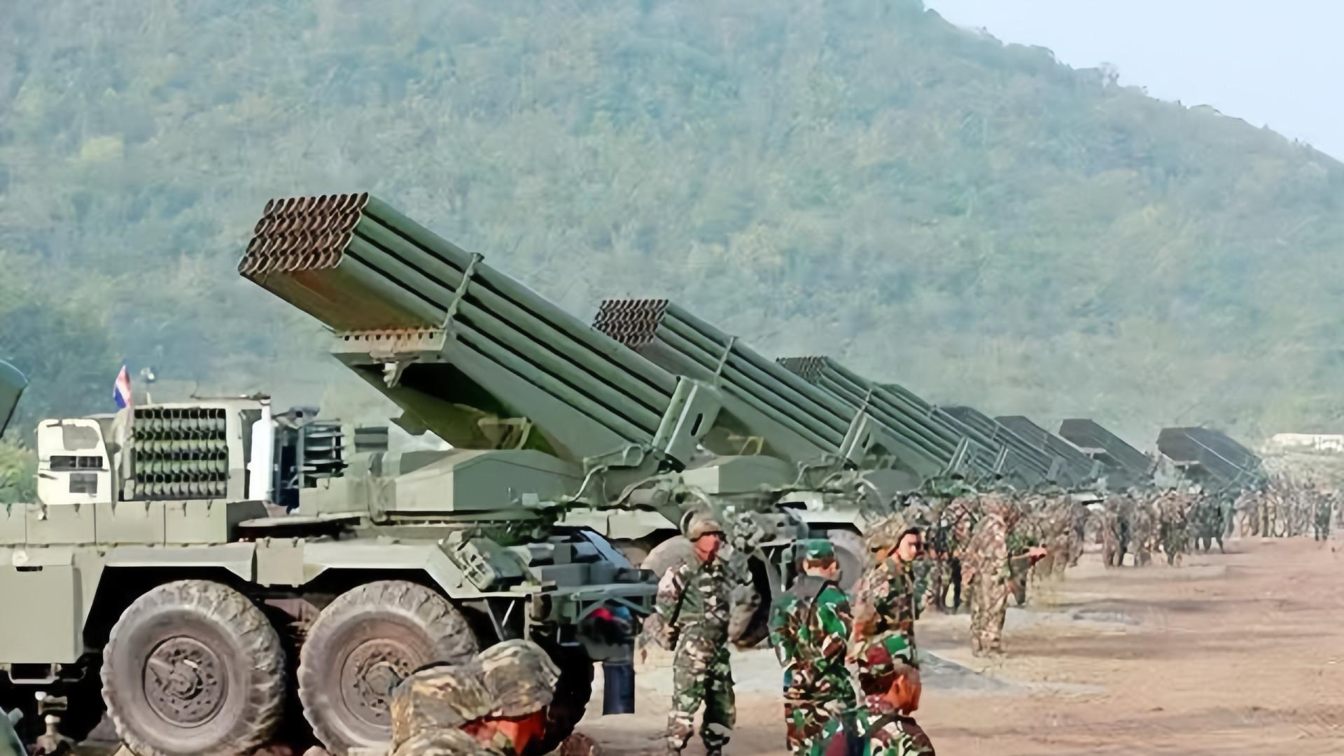 不怕F-16攻击，柬埔寨红旗12防空导弹列阵：泰军发射韩国远程炸弹