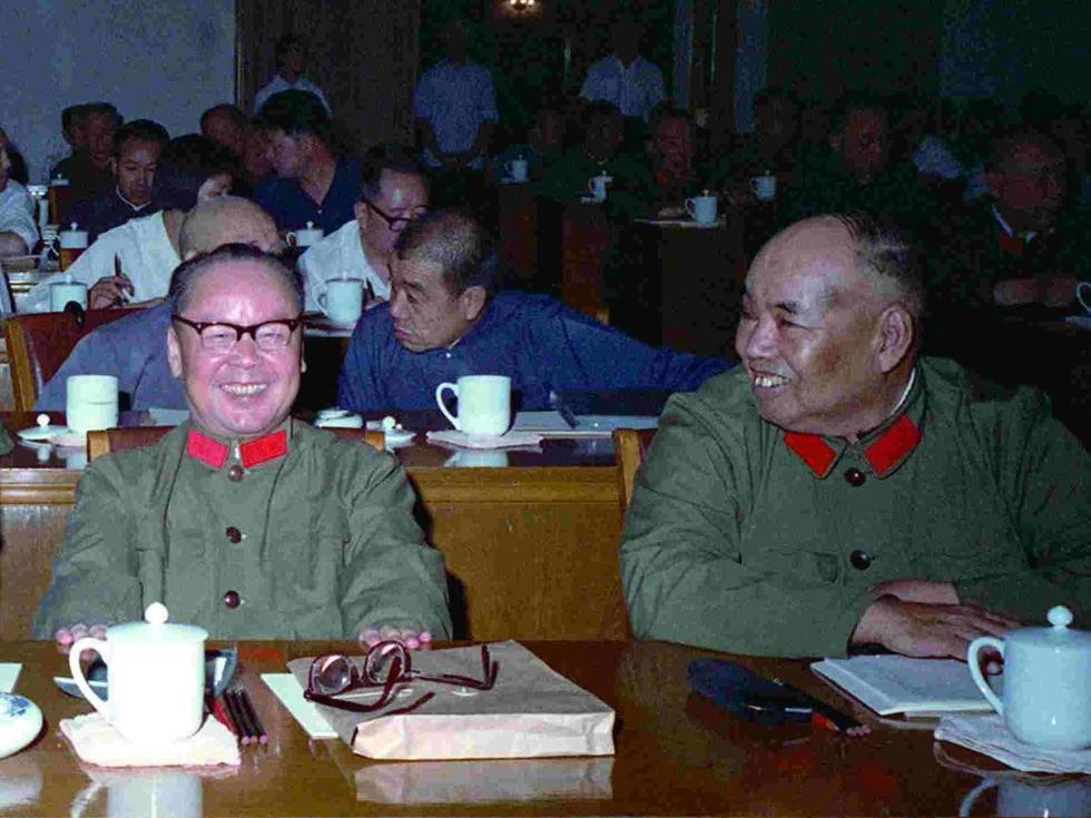 八大军区司令员对调之后，许世友担任广州军区司令员，当时的广州军区政委是谁呢？第一