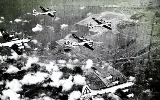 作为美军的复仇行动，1945年的东京大轰炸有多惨烈？60万日本民众在轰炸中丧生，尸横遍野…