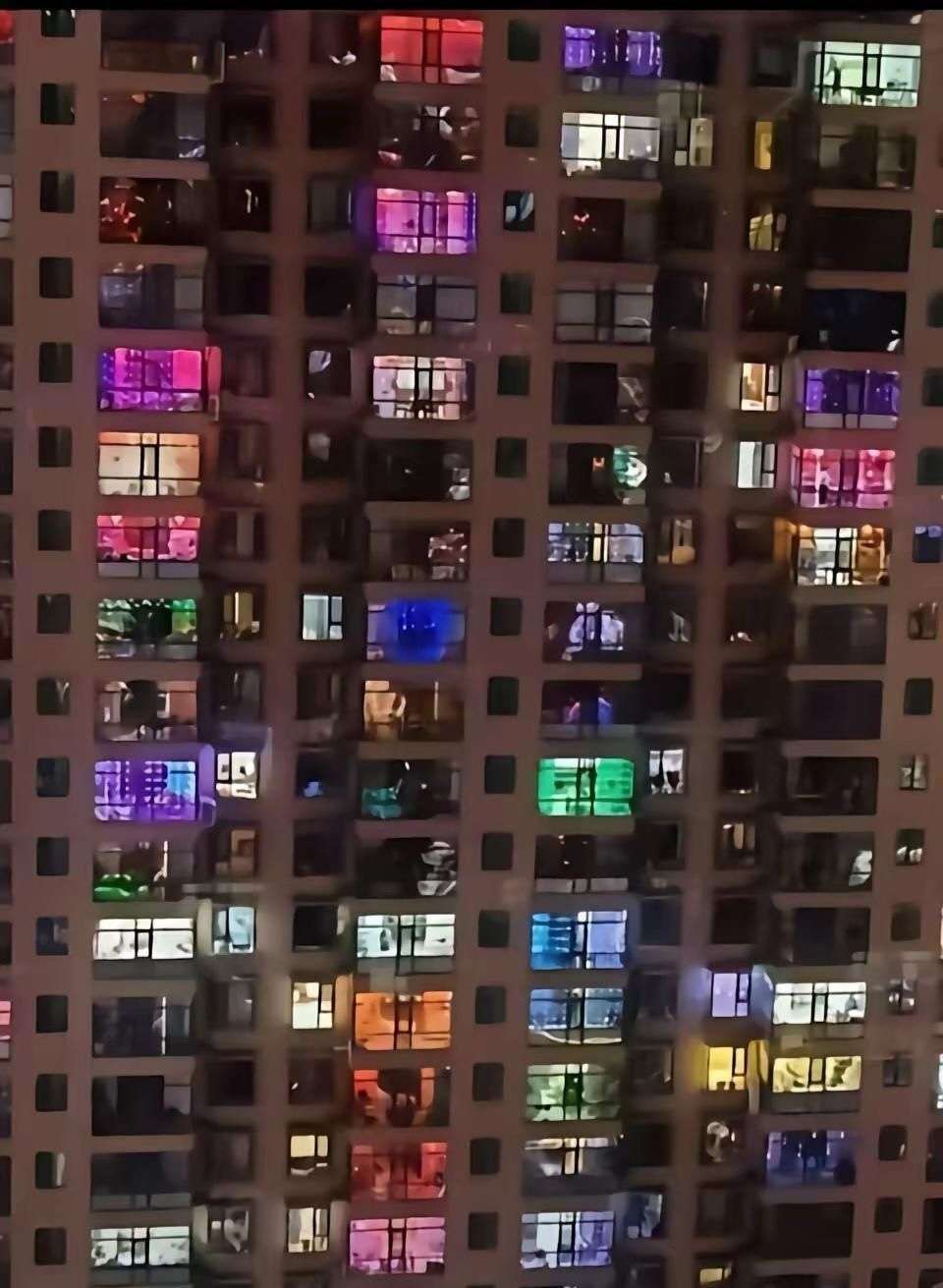 房子是白天租的，下巴是晚上惊掉的 很好奇对面楼是干什么的