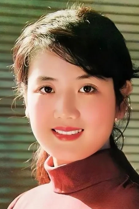 她是八十年代最受欢迎的女演员，被人称为“塌鼻子美人”。她皮肤白皙，鹅蛋脸，端庄典