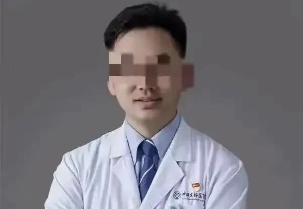中日友好医院的肖某出轨细节越扒越多，

当初董某本要调到脊柱外科，

为
