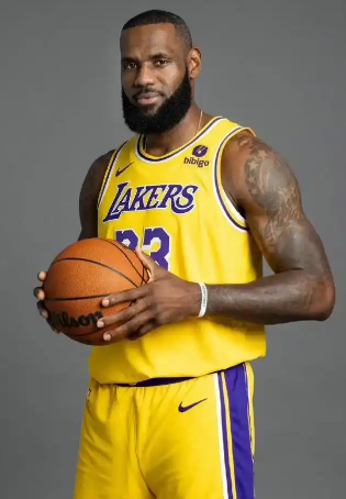 想赢球，让詹姆斯带首发，东契奇带替补
目前状况是东契奇带首发，有得分能力的站桩，