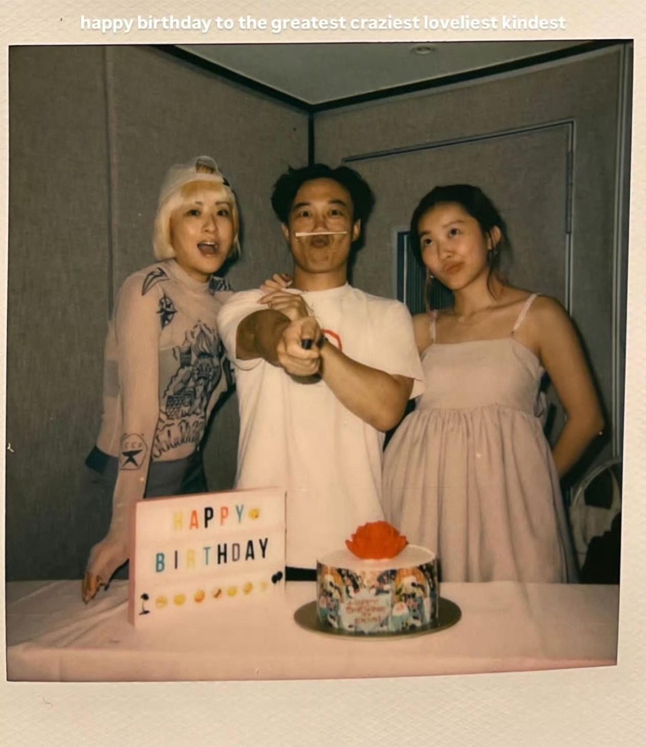 陈奕迅51岁生日获爱女陈康堤晒全家福！老婆徐濠萦甜蜜陪伴幸福满溢，照片中陈奕迅笑
