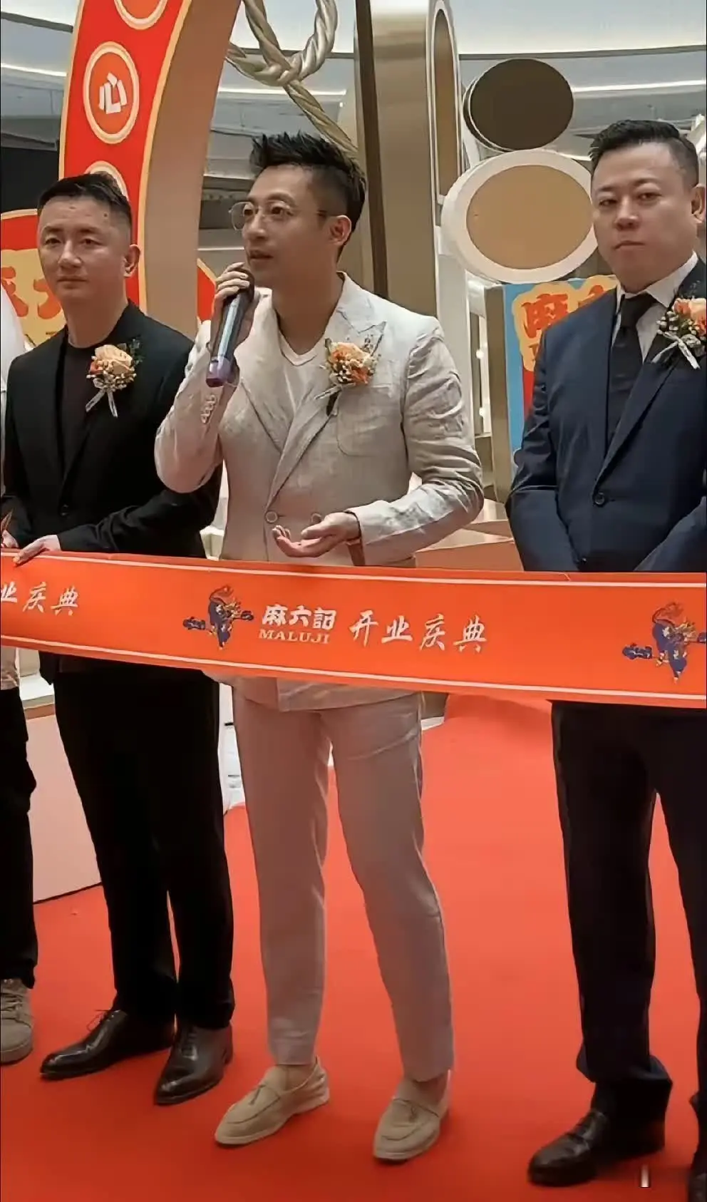 汪到底输在哪里？
汪小菲不比光头帅吗？怎么就看上了老男人呢 ？汪小菲还能挣钱 不