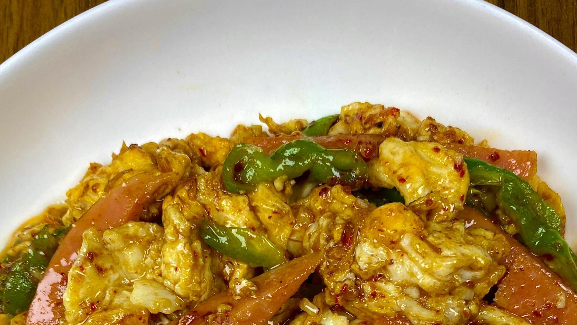 尖椒火腿炒鸡蛋：香辣下饭的家常美味