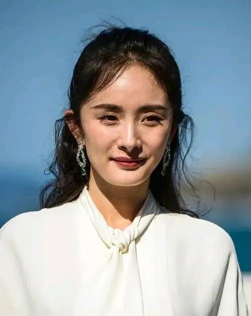 陈素颜出镜的杨幂，你认为她在娱乐圈算是美女吗？