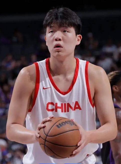 对于杨瀚森的性格我开始有一种非常奇怪的感觉。
就是杨瀚森的性格是那种对我来说非常