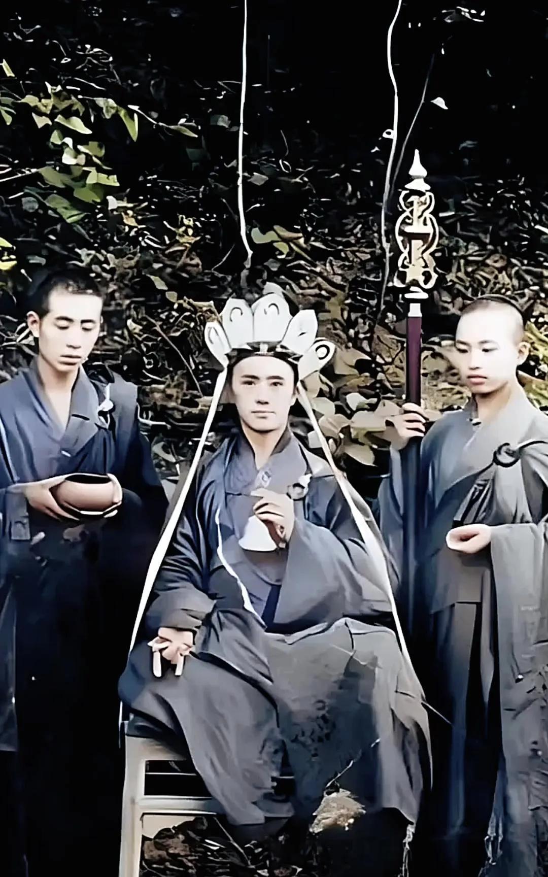 少林寺的名头可谓，横惯古今。
而近代少林寺造就了三个人，海灯法师，释永信大师，李