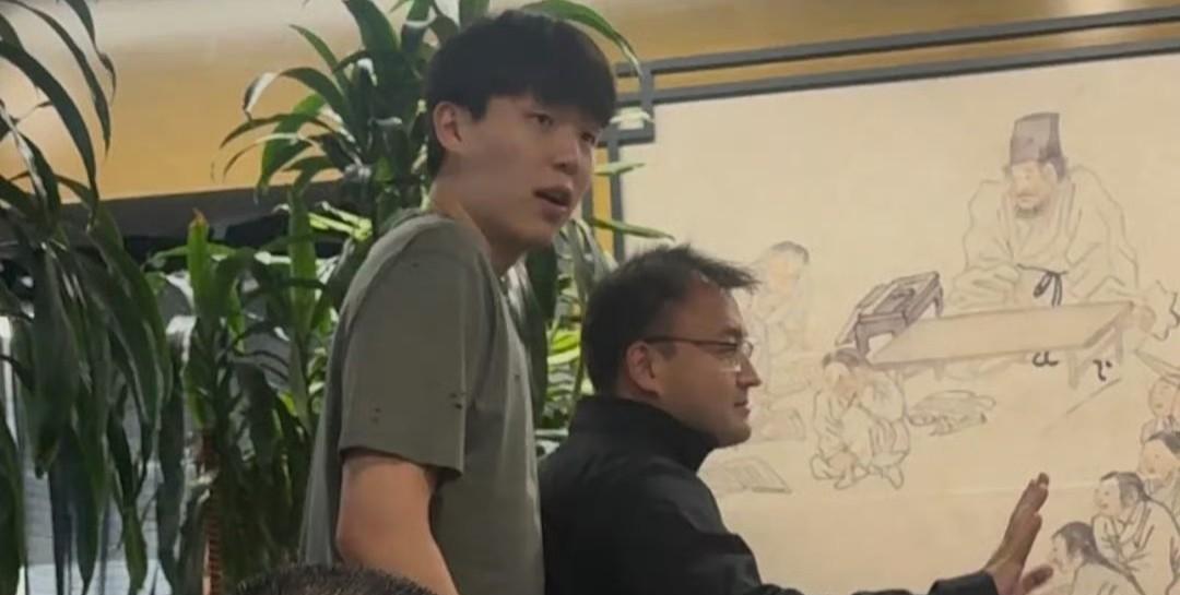 杨瀚森跟开拓者的队友不合群，他场上场下都不喜欢跟他们接触。
杨瀚森昨天打完比赛之