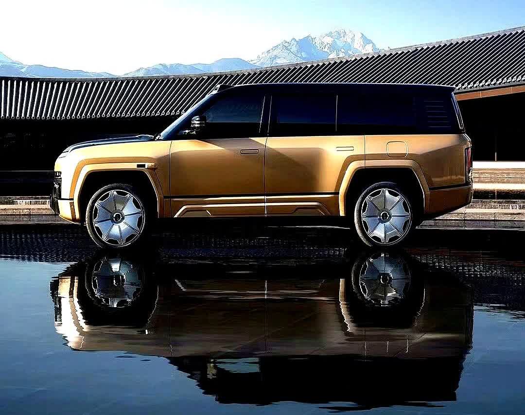 130万，直接把“国产车不配豪”的桌子掀了。

24K金车标、5400mm车