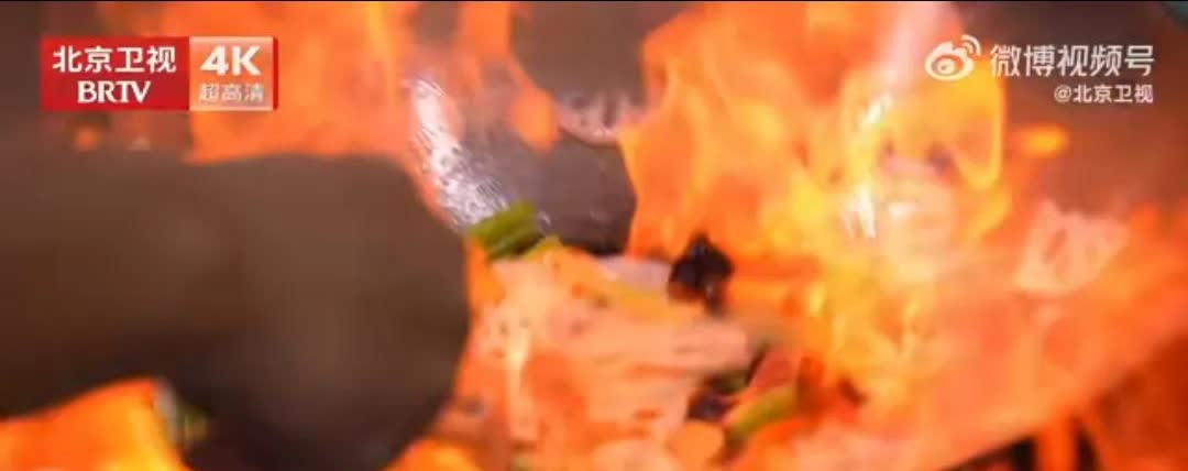 肖战为北京卫视4K超高清配的宣传音频网友说：听完最大的感受是，2015和2025