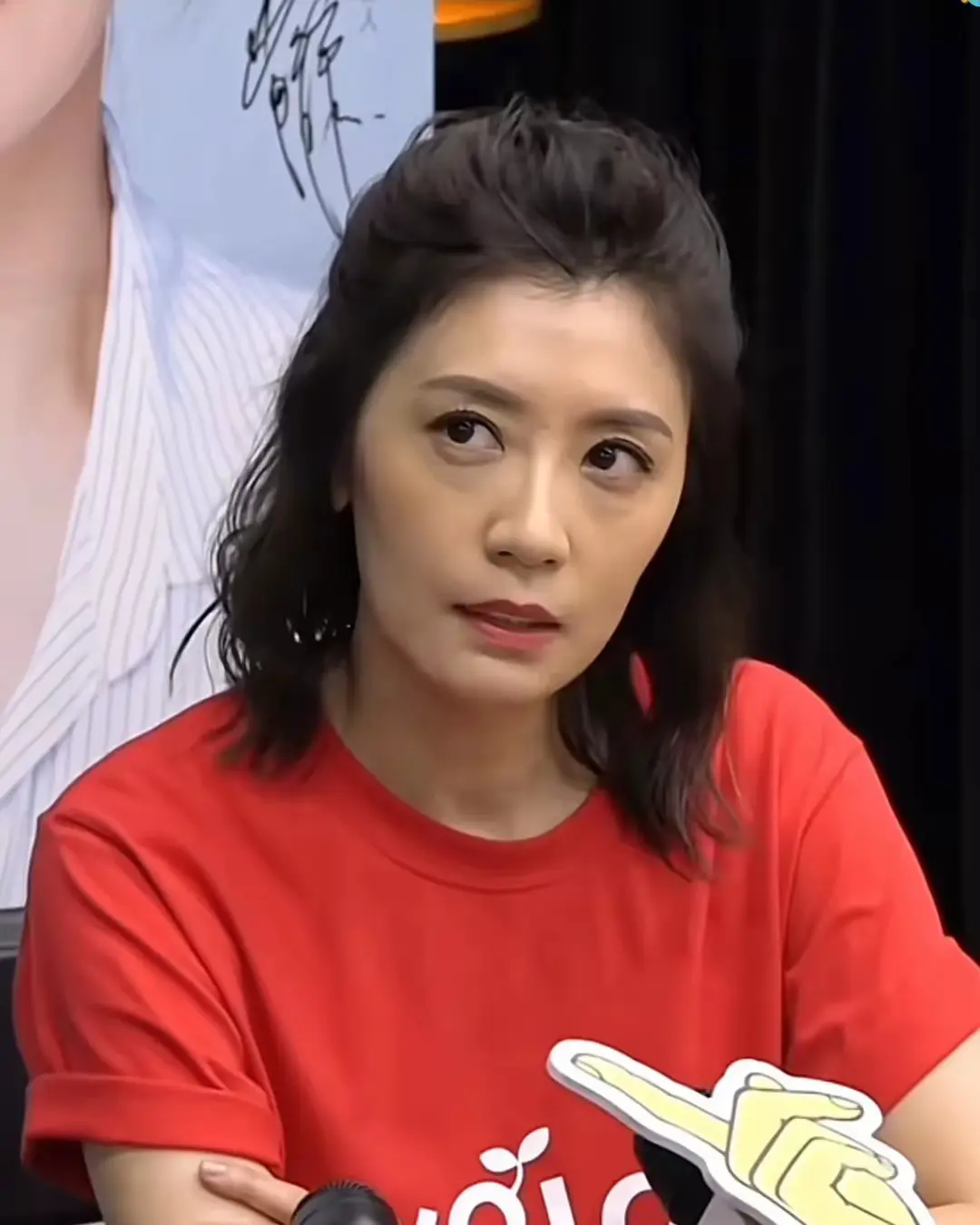 50岁贾静雯的长相，真的没有网上吹的那么美！她的苦相太明显


